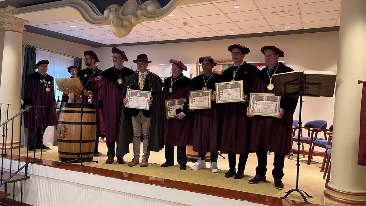 Favila Quintana (con sombrero) en el hermanamiento de ambas Cofradías, en La Rioja, en mayo.