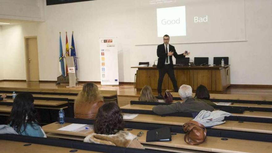 Un grupo de profesores, onte, nun taller de &#039;A Coruña Emprende&#039; no CIFP Someso.