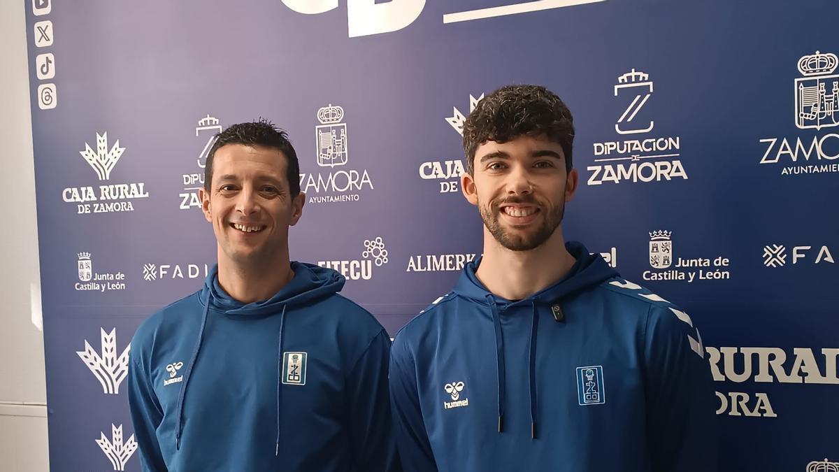Saulo Hernández y Josep Peris posan para las cámaras en la sede del Caja Rural CB Zamora