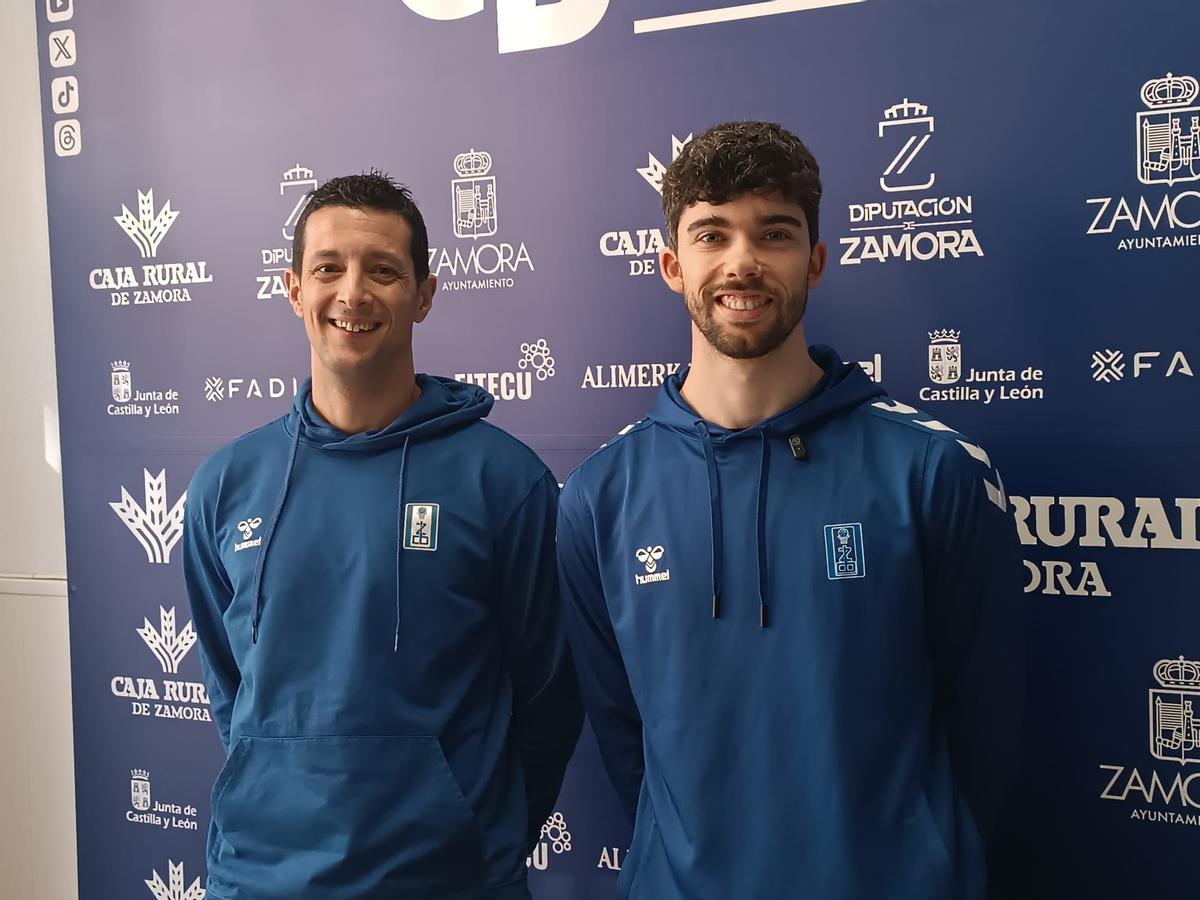Saulo Hernández y Josep Peris posan para las cámaras en la sede del Caja Rural CB Zamora