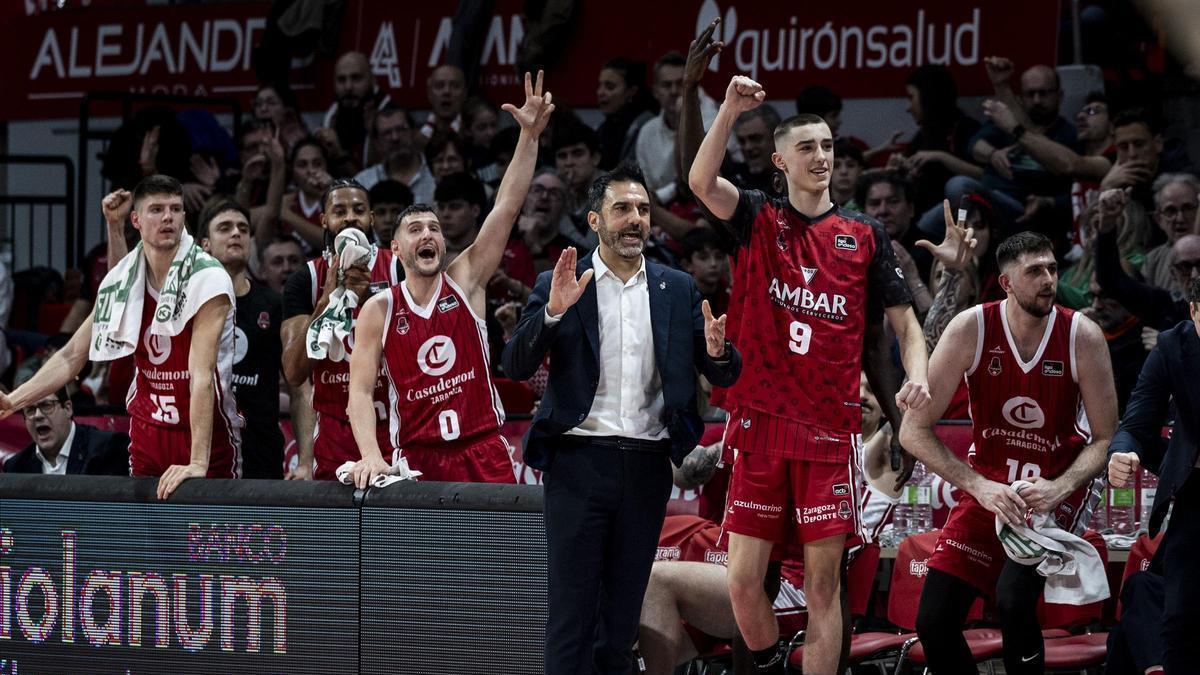 Los jugadores y el entrenador del Casademont Zaragoza celebran la victoria ante el Gran Canaria.