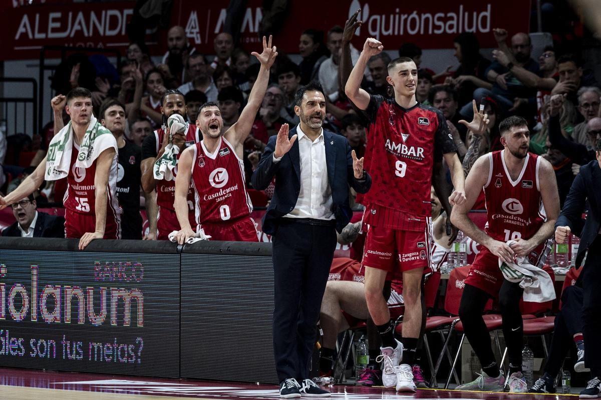 Los jugadores y el entrenador del Casademont Zaragoza celebran la victoria ante el Gran Canaria.