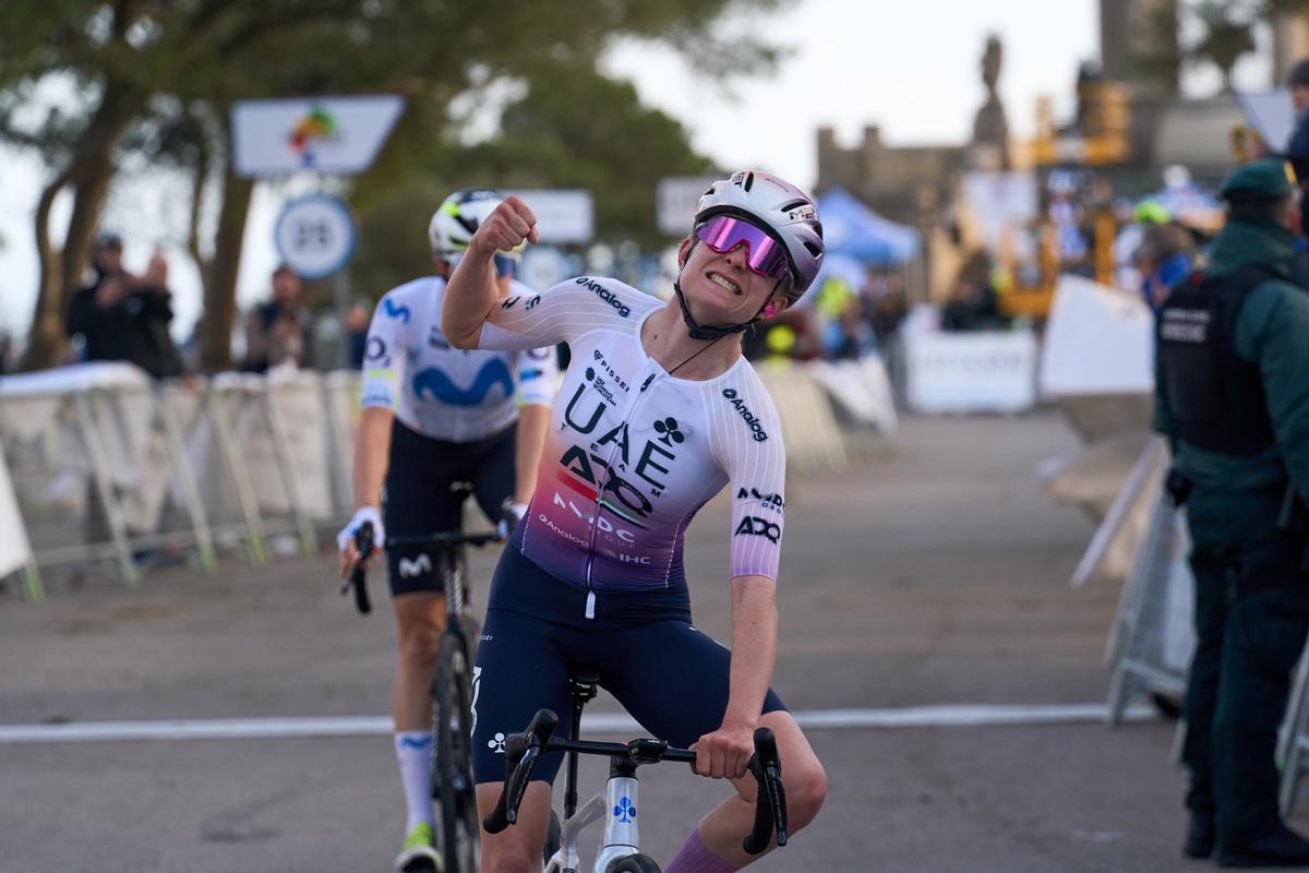 La francesa Maeva Squiban celebra su triunfo en el Puig de Sant Salvador