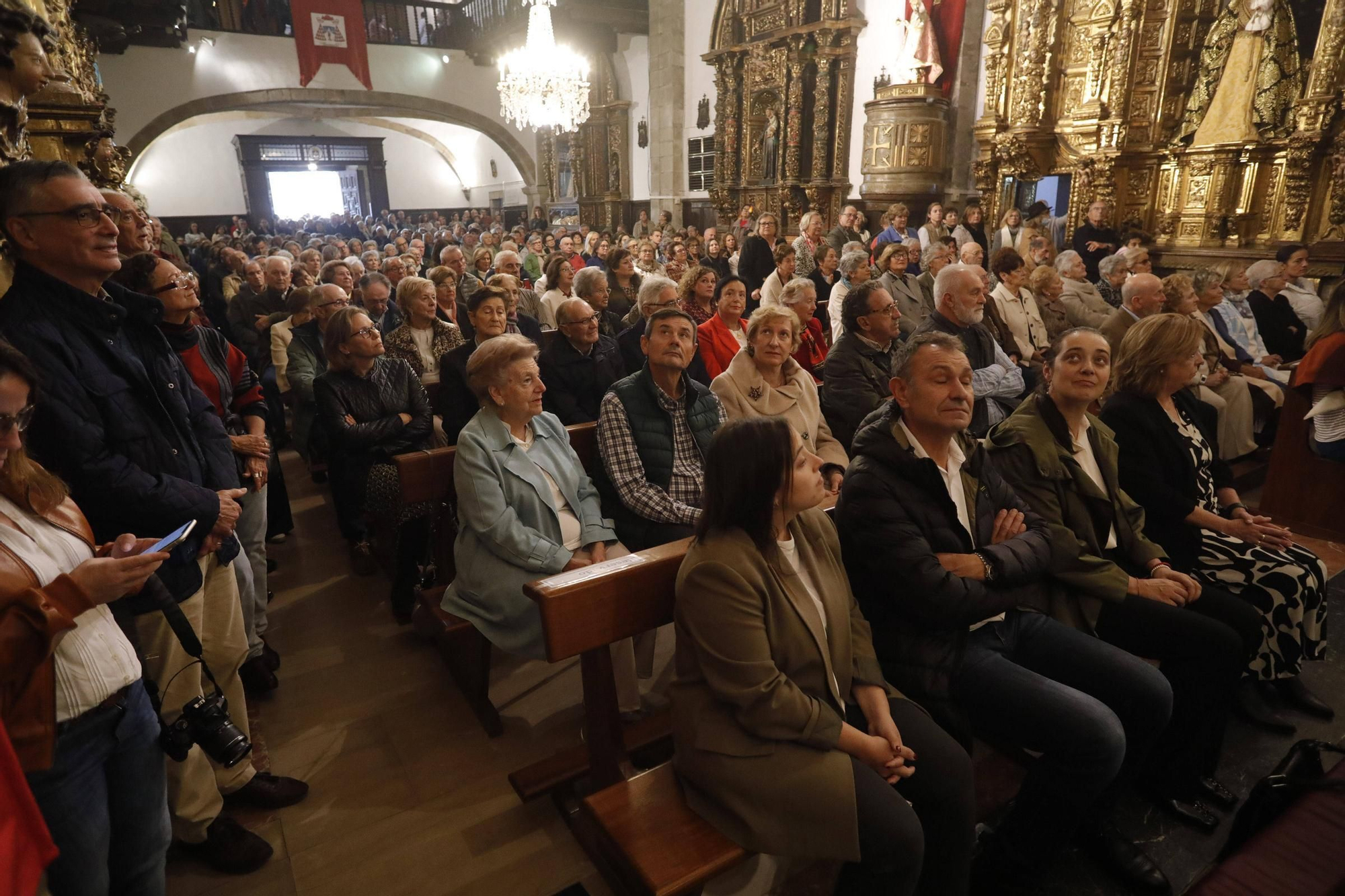 El cardenal Ángel Fernández Artime oficia la primera misa cardenalicia de Gozón en el día de Todos los Santos en la parroquia de Santa María de Luanco