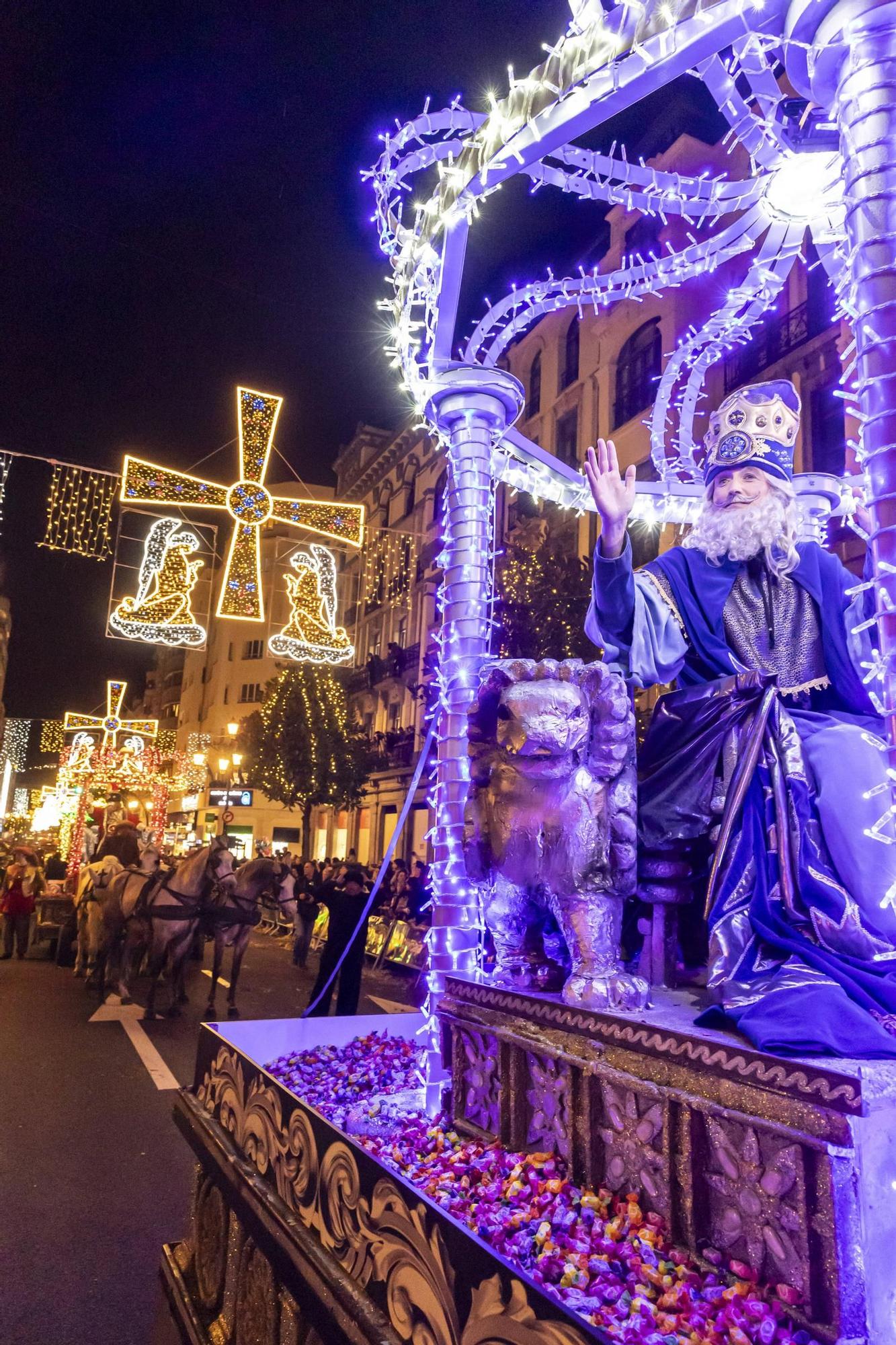 EN IMÁGENES: La cabalgata de los Reyes Magos en Oviedo