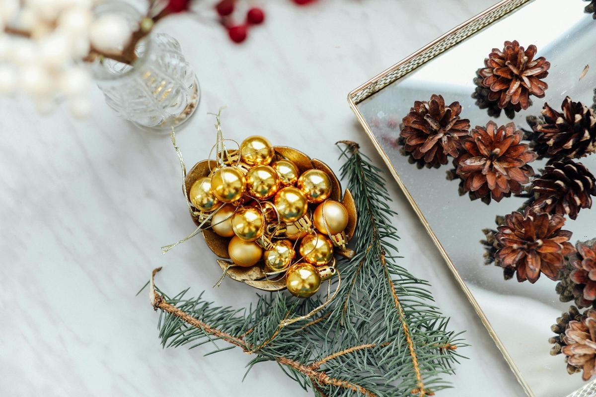 Decora tu árbol de navidad con adornos monocolor, mejor si son en plata o dorado.