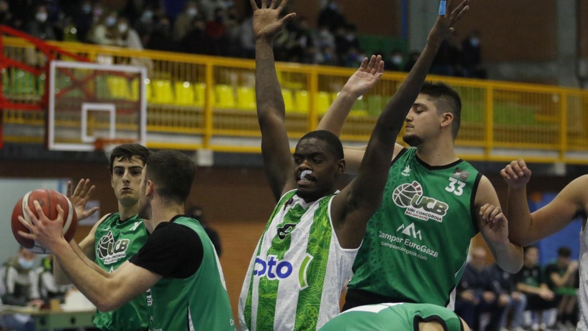 Xavier Newson (Coto Ciudad de Córdoba), en el centro con los brazos en alto.