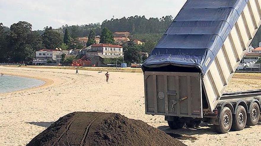 Los trabajos de la primera fase de regeneración de las playas.  // J.L. Oubiña