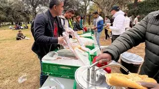Prohíben el reparto de comida en el río a 650 personas sin hogar por un "aumento de basura y conflictos"
