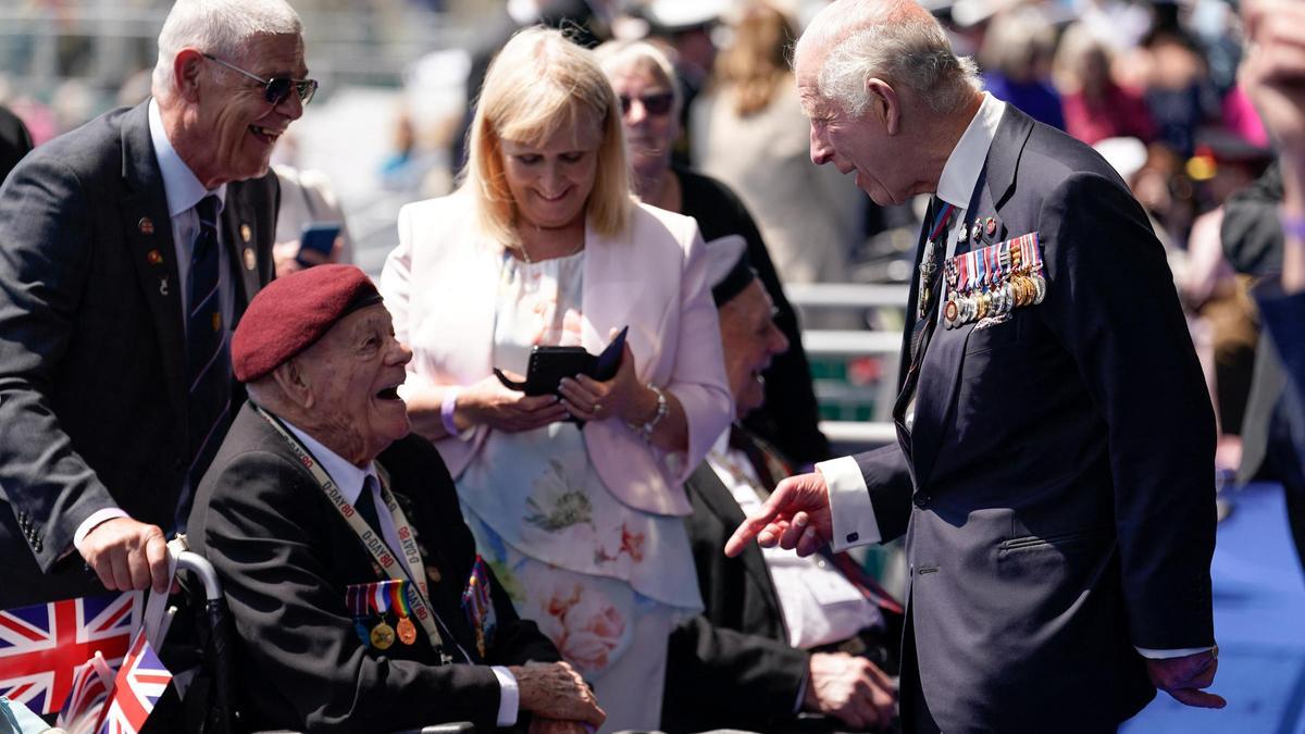 El rey Carlos conversa con un veterano de la Segunda Guerra Mundial durante los actos por el 80 aniversario del Desembarco de Normandía, este miércoles en Portsmouth.