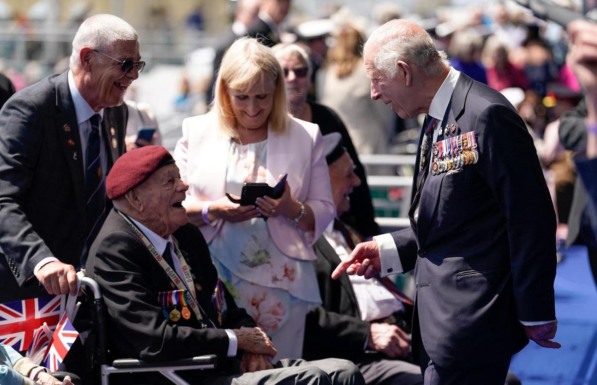 El rey Carlos conversa con un veterano de la Segunda Guerra Mundial durante los actos por el 80 aniversario del Desembarco de Normandía, este miércoles en Portsmouth.
