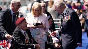 El rey Carlos conversa con un veterano de la Segunda Guerra Mundial durante los actos por el 80 aniversario del Desembarco de Normandía, este miércoles en Portsmouth.