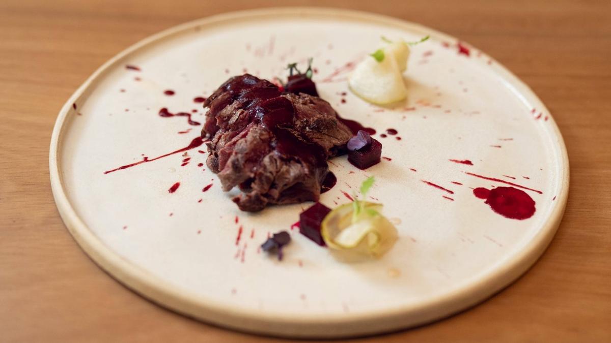 Ciervo con pera y remolacha del restaurante Taula Puntal.