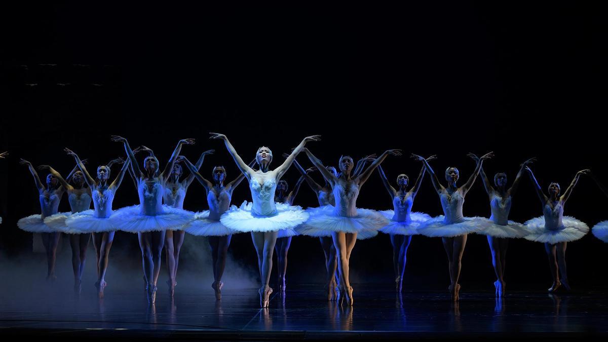 Mika Yoneyama com Odette en 'El baile de los cisnes' de Tschaikowski.