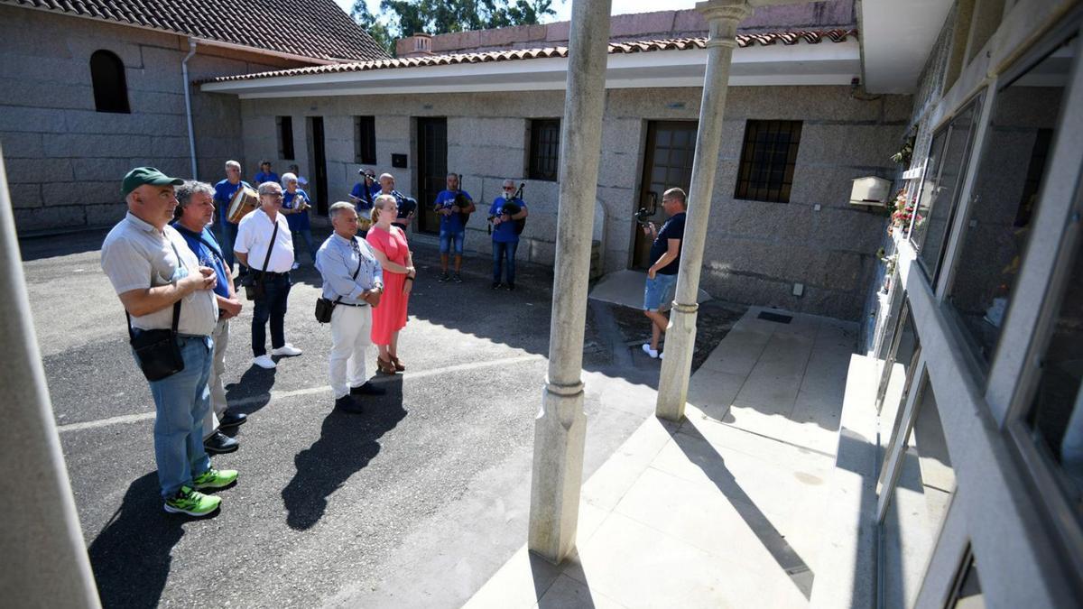 Homenaje a John Balan, ayer en el cementerio de Santomé de Piñeiro.   | // GUSTAVO SANTOS