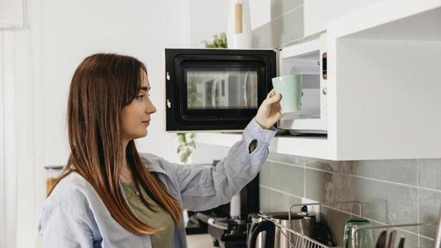 Et sorprendrà: El mètode viral per netejar draps de cuina amb el microones
