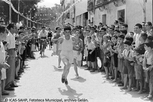 Llegada a meta del ganador de la carrera de la Velá de 1955.