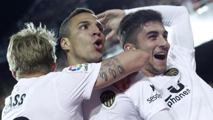 Rodrigo Moreno celebra un gol junto a Wass y Ferran Torres.