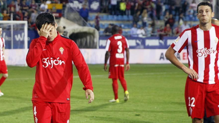 Els jugadors de l&#039;Sporting Meré i Vesga, en confirmar-se el descens de l&#039;equip asturià a Segona divisió