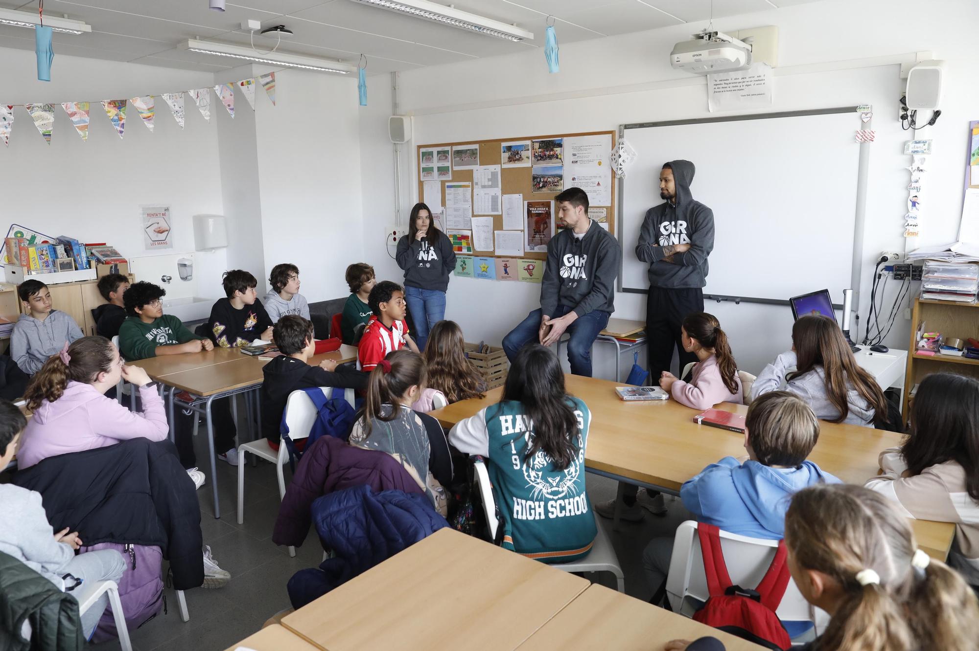 Visita de Jeremiah Hill i Jaume Sorolla del Bàsquet Girona a l'escola Pericot