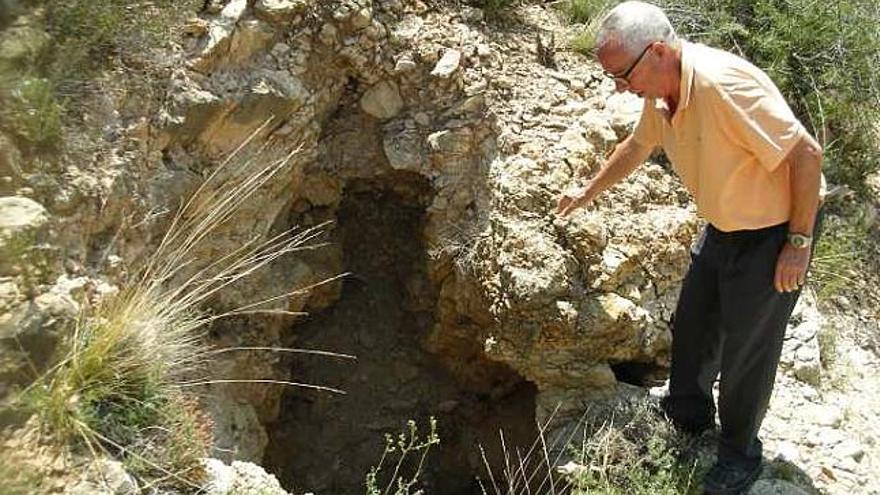 Uno de los denunciantes señala uno de los orificios detectados en el Sabinar.