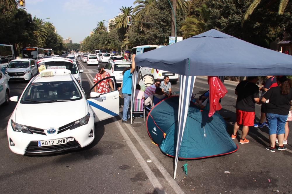 Los taxistas, acampados en el Paseo del Parque en una acción similar a las del Paseo de la Castellana de Madrid o la Gran Vía de Barcelona