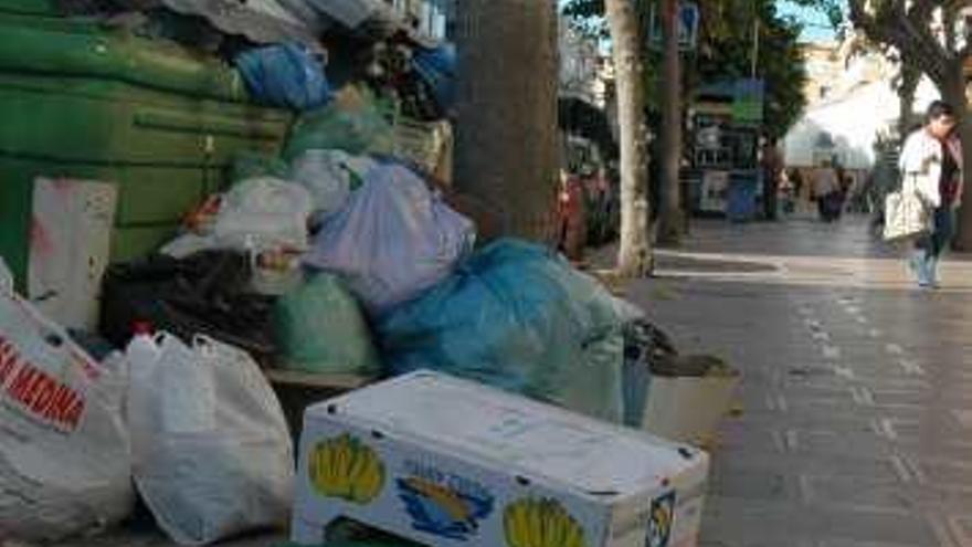 incón de la Victoria lleva una semana con la huelga de limpieza, sufriendo la acumulación de bolsas de basura en los contenedores y la falta de limpieza en las calles.