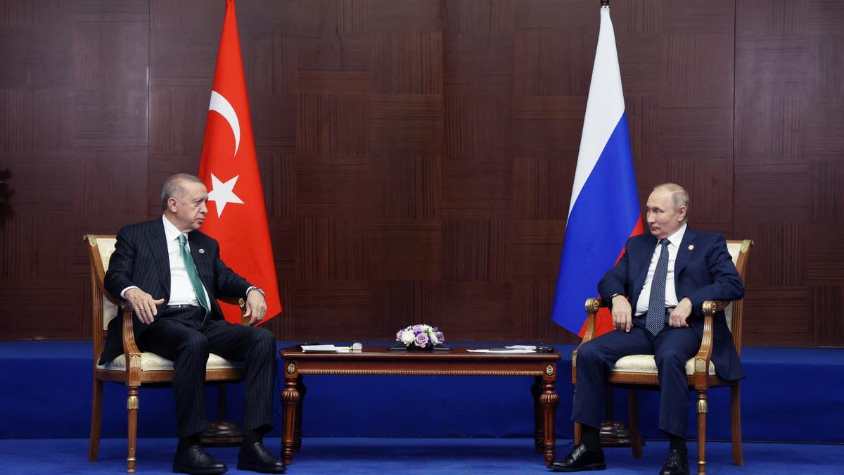 El presidente de Turquía, Recep Tayyip Erdogan, y el de Rusia, Vladímir Putin, durante el encuentro que mantuvieron en Astana el pasado 13 de octubre.