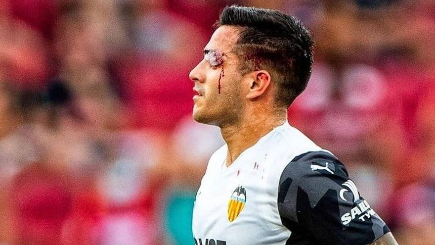 Maxi Gómez, tras sufrir la brecha en la ceja durante el partido contra el Granada.