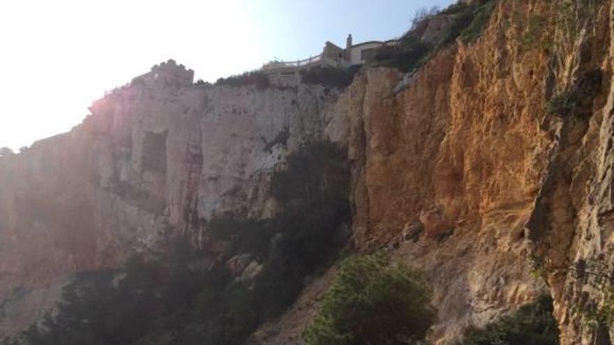 El acantilado del Cap Negre de Xàbia coronado por chalés sufre otro desprendimiento