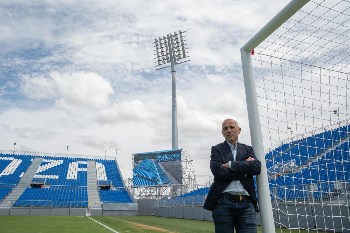 Lluís Herrero en el estadio provisional levantado en Zaragoza.