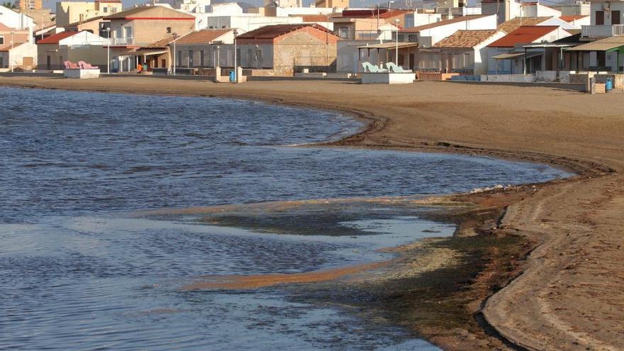 En algunas playas del  Mar Menor los bañistas se han quejado de la turbiedad del agua.