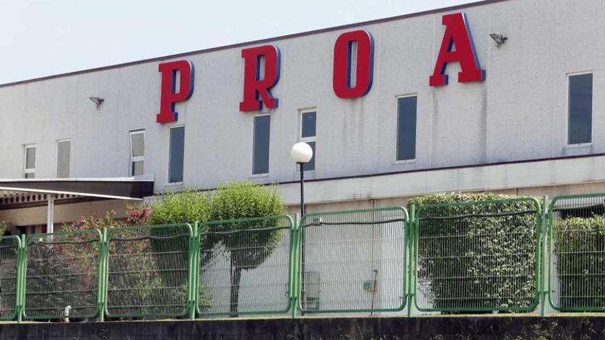 Arriba, fachada de la planta de Proa en Porriño; a la derecha, un trabajador del centro. // M.G. Brea