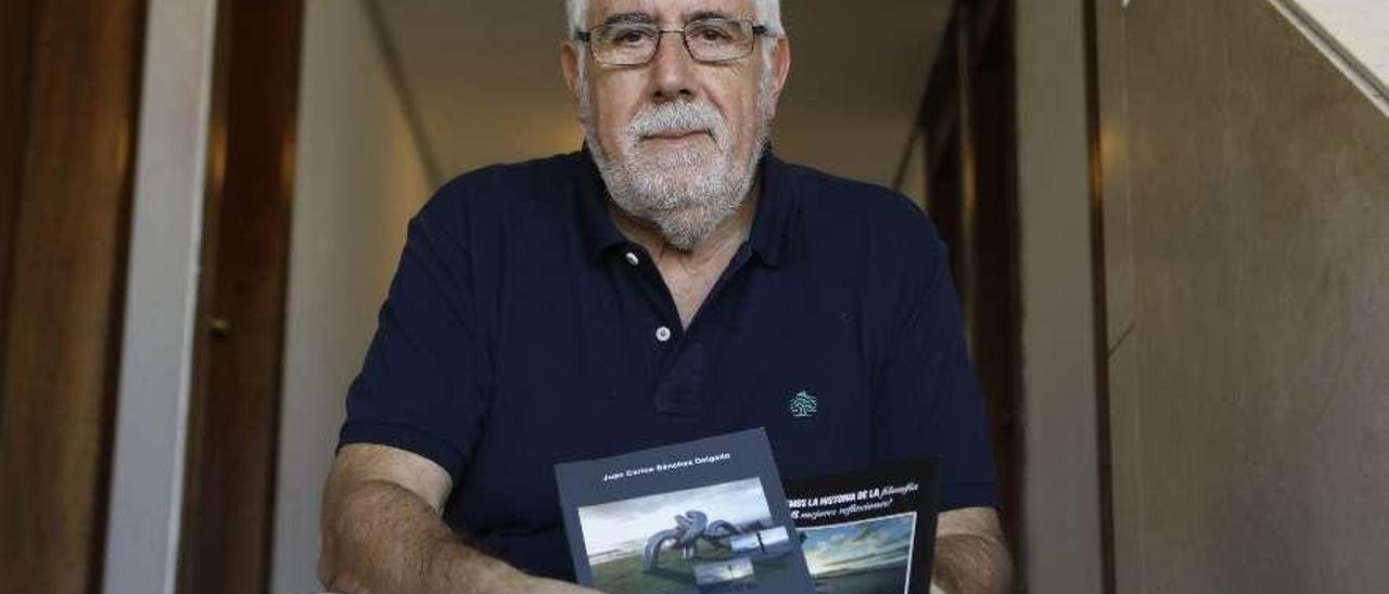 Juan Carlos Sánchez Delgado, ayer, con dos ejemplares de sus libros.