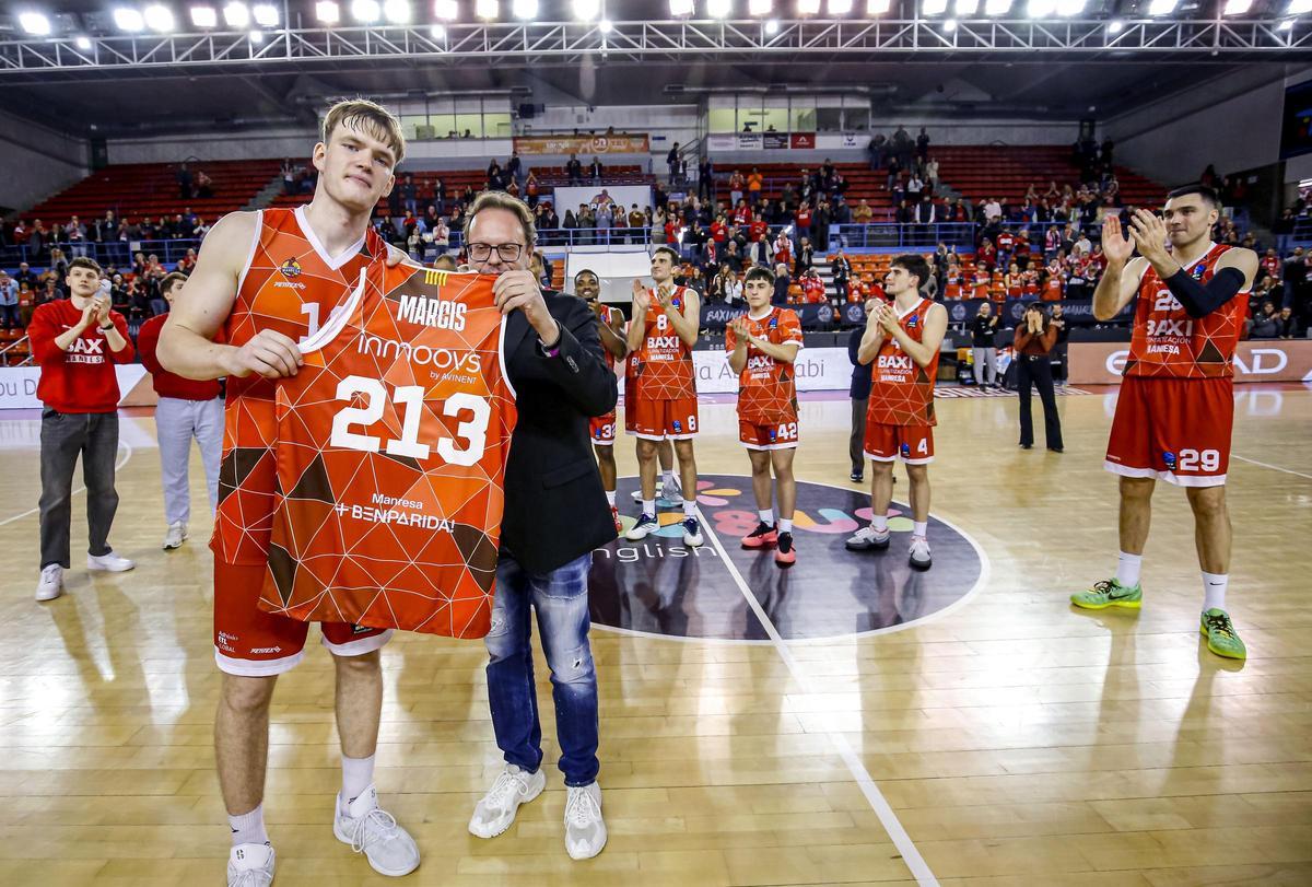 Marcis Steinbergs, rep la camiseta commemorativa de mans del president, Josep Maria Herms
