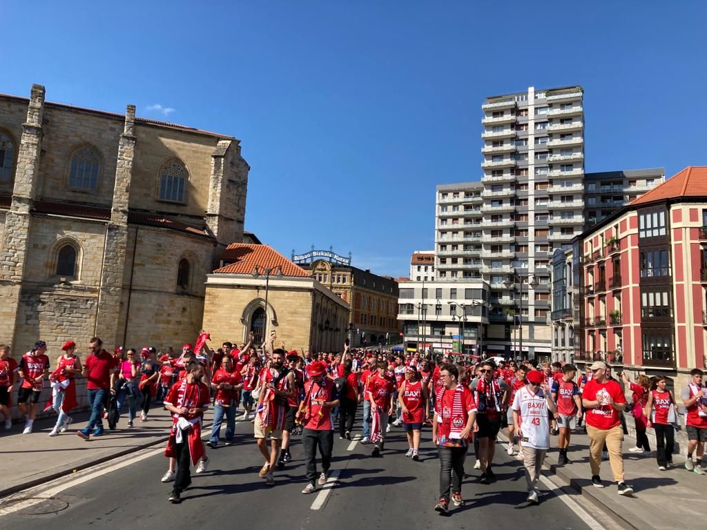 Més de 3.000 aficionats del Baxi omplen els carrers de Bilbao