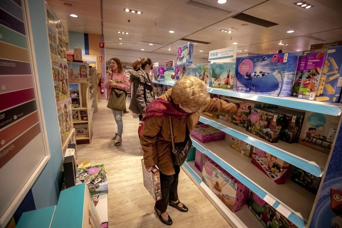 Los adultos intentan que no haya recortes en los regalos para los niños