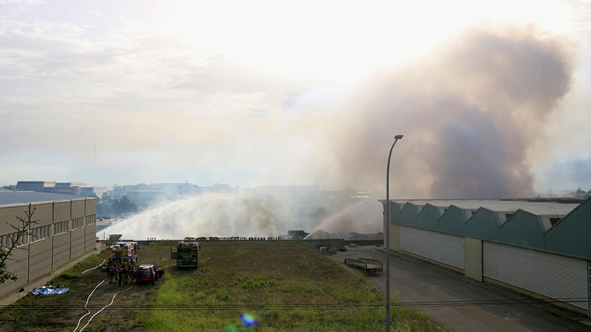 Dotaciones de los Bomberos estabilizan el incendio que ha afectado a cinco naves industriales en Polinyà