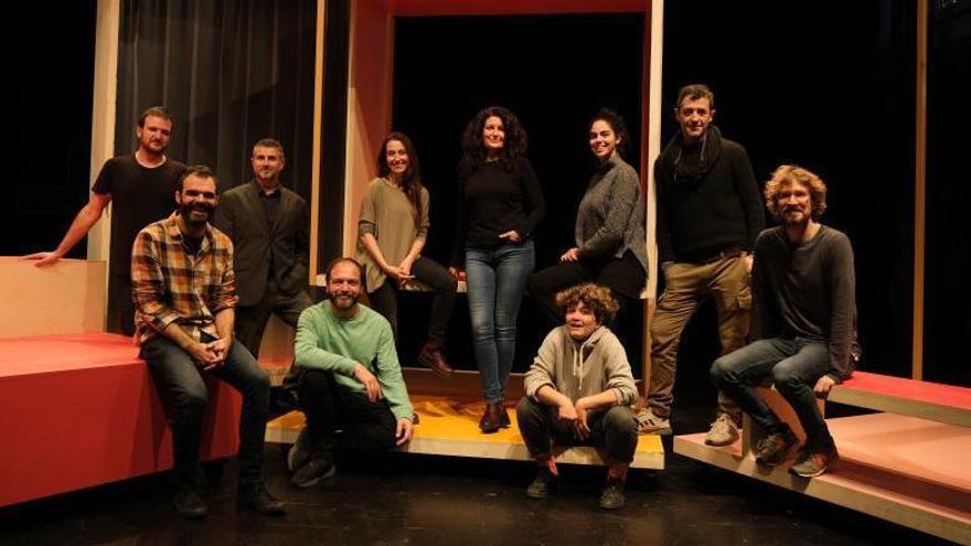 El equipo artístico de ‘Les maleïdes’, ayer en el escenario antes de los ensayos