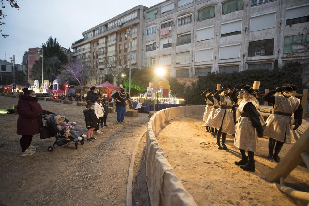 Famílies desfilen il·lusionades pel Parc de Reis de Manresa