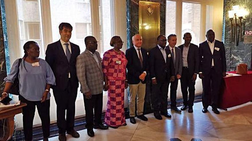 La delegació africana, amb representants de la Cambra de Comerç de Girona.