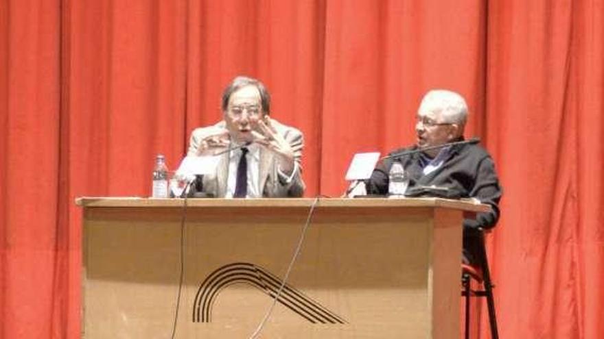 Por la izquierda, Francesc Carreras y el moderador, Armando Arias, ayer, en la Casa de Cultura.