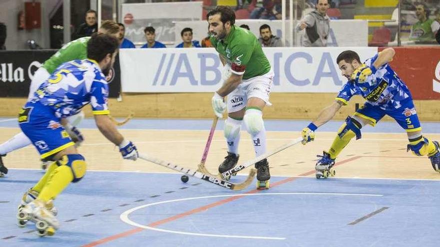 Josep Lamas, defendido por dos jugadores del Caldes en el partido del pasado martes.