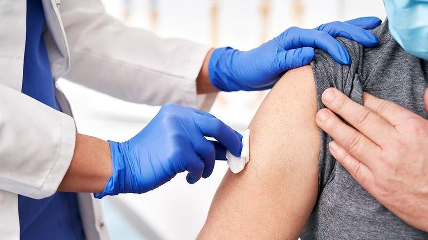 Un hombre de mediana edad se vacuna por primera vez, hace unos días.