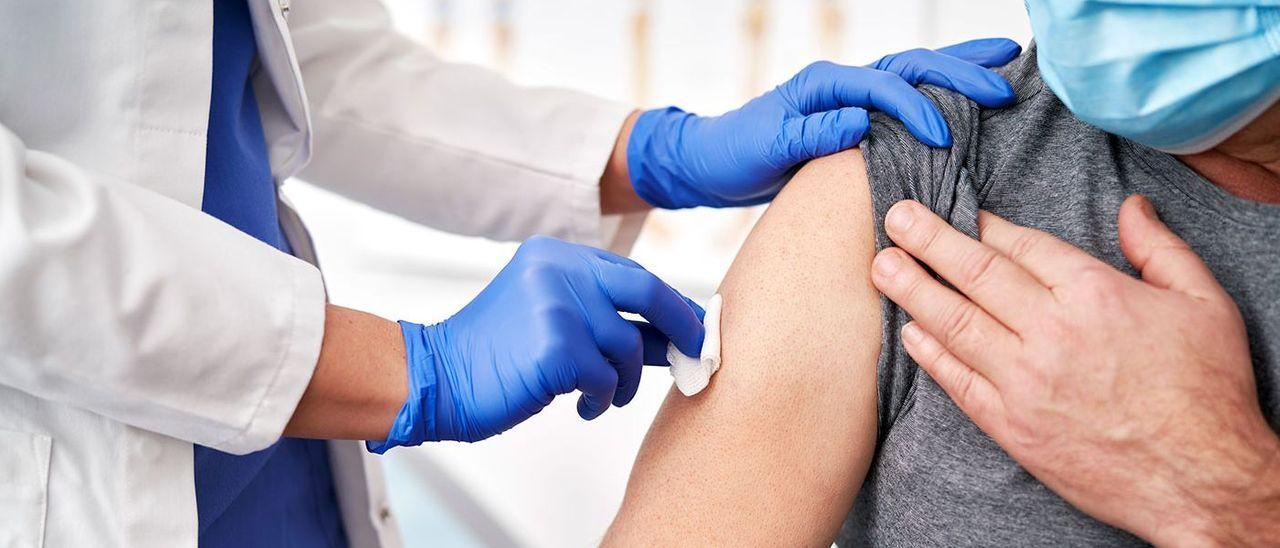 Un hombre de mediana edad se vacuna por primera vez, hace unos días.