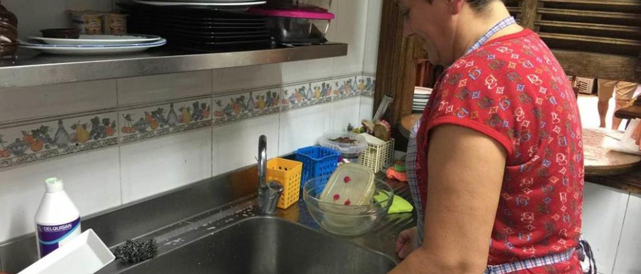 Marisol Blanco acumula cacharros en el fregadero por falta de agua.