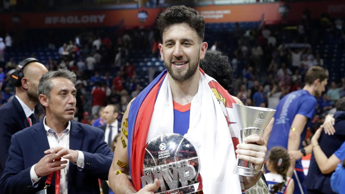 Micic, celebrando el título de Euroliga y el MVP