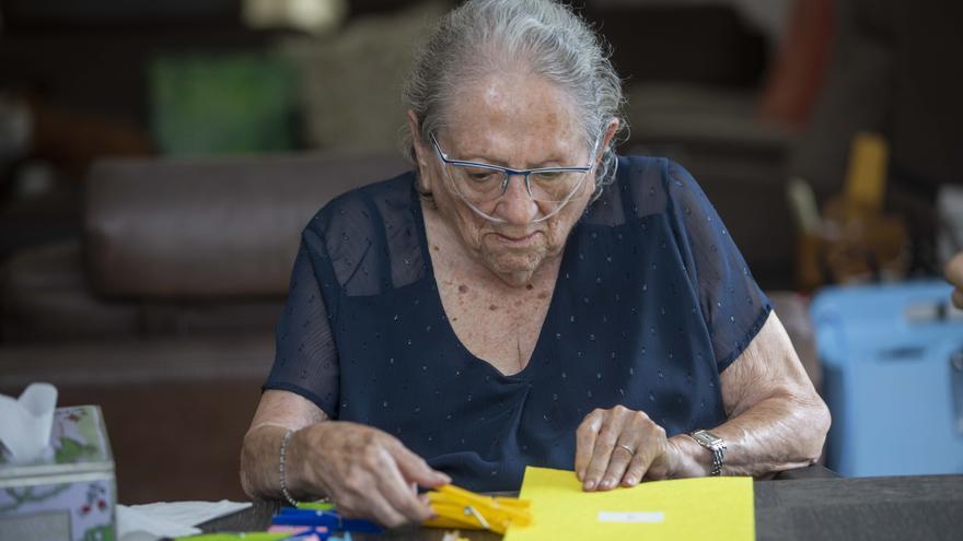 Marina Pérez realizando actividades de la nueva guía para desarrollo cognitivo para personas dependientes del IMAS