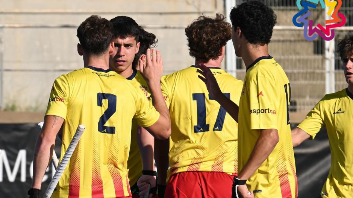 La selecció catalana celebra un gol