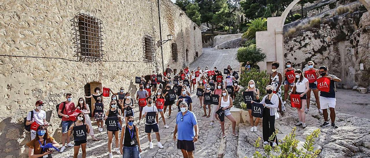 El Castillo de Santa Bárbara es el monumento más visitado. En la imagen, un grupo de Erasmus. |